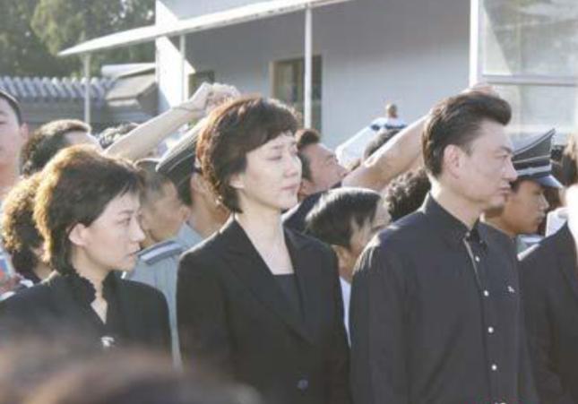 敬一丹追悼会上，两张照片令人恍惚。9月17日，八宝山殡仪馆东礼堂，一身黑衣气质沉
