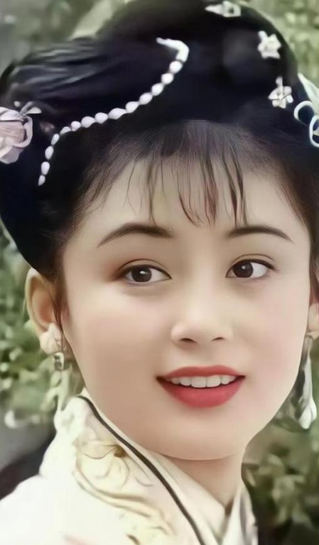 当年，陈凯歌带陈红去澳大利亚玩，在逛奢侈品店时，店员十分惊讶地对陈凯歌说：“先生