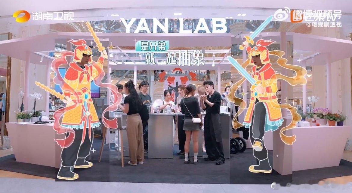 李佳琦专业柜哥的OOTD李佳琦的柜哥穿搭也太会抓重点了！简约黑西装+修身内搭，