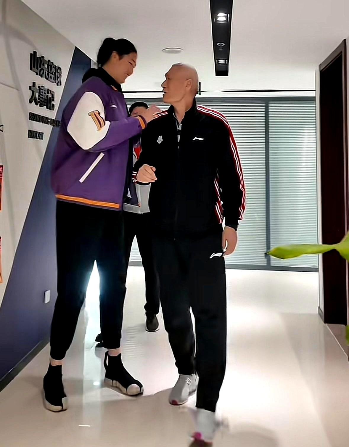 张子宇原来这么高！曾被山东球迷认为海拔很高的原山东男篮中锋、中投王纪敏尚，球