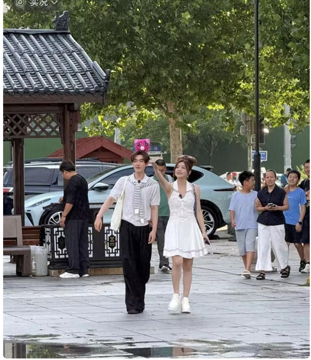 陈妍希线下被偶遇，带着狗头发箍好可爱，本人也太白太瘦了～