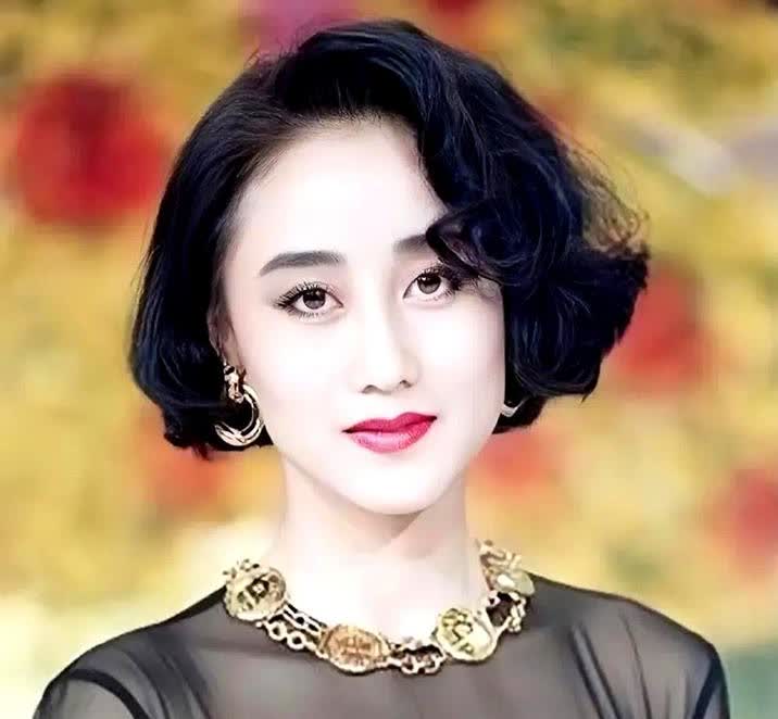 这是李连杰和利智所生的两个女儿，图片中居中的是大女儿叫JaneLi，今年已经2