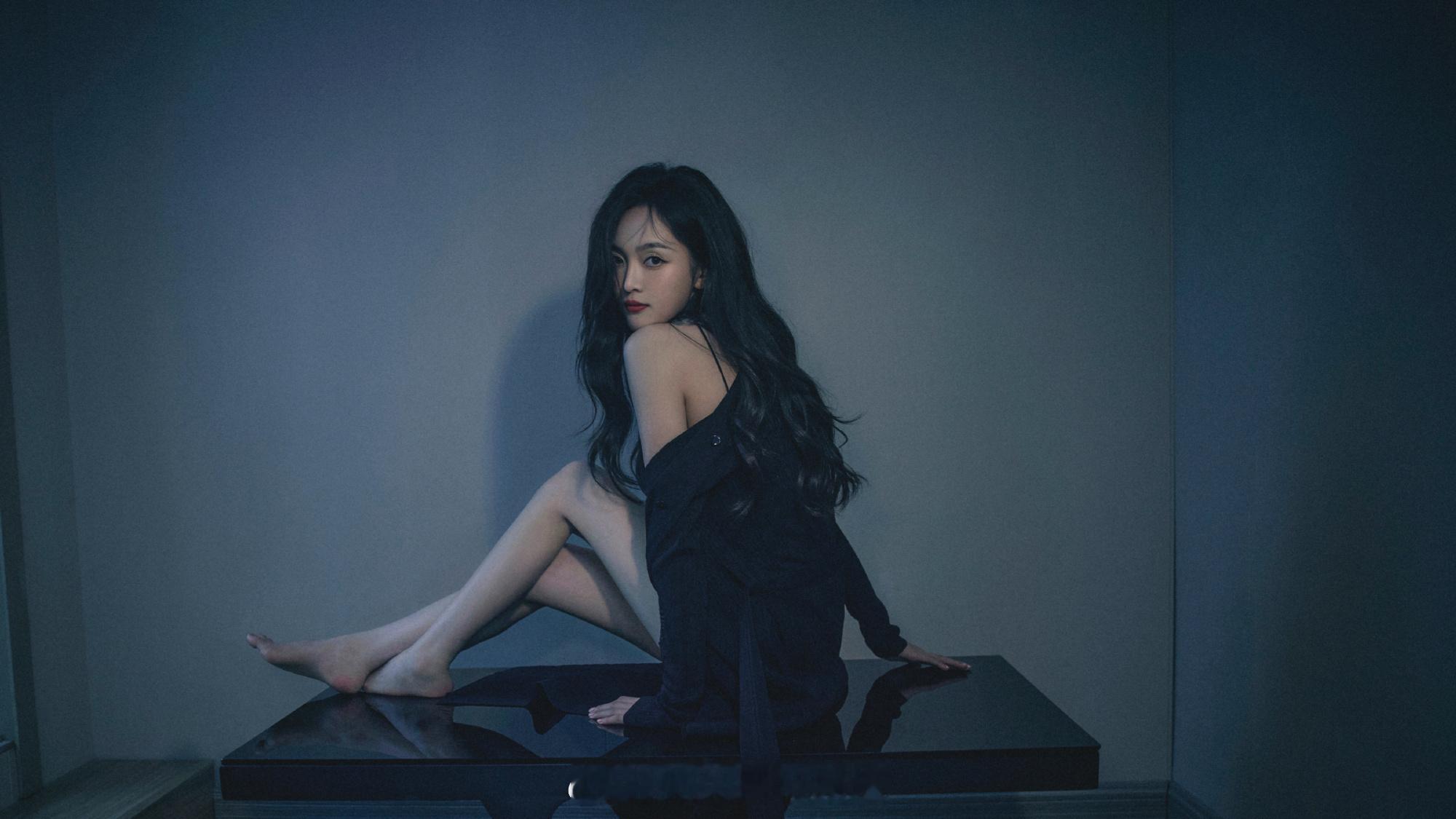 吴宣仪暗黑风吊带裙性感迷人