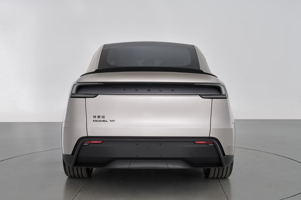 特斯拉ModelYL将在秋季发布，是一款纯电大六座SUV，产品型号TSL65