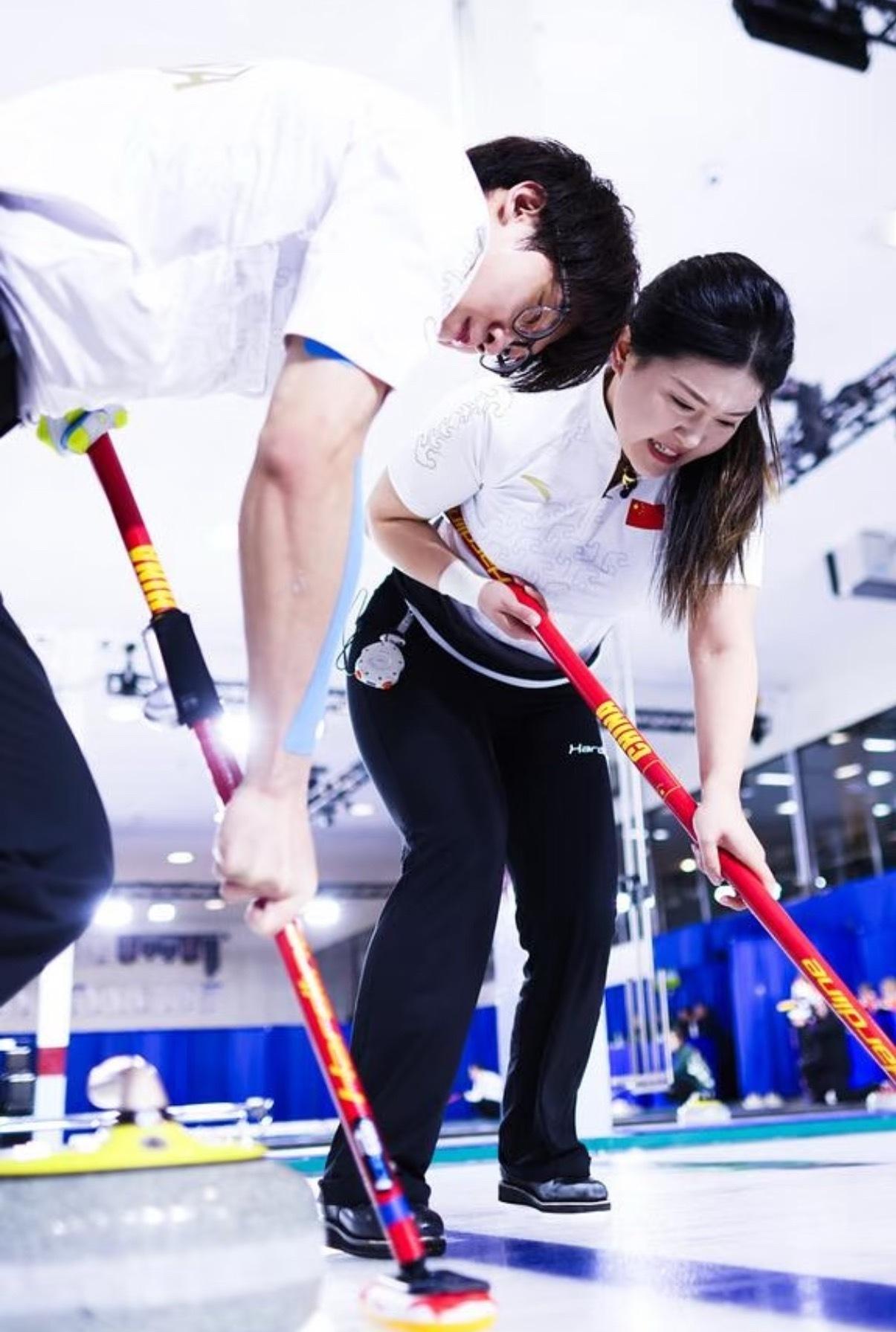 【冰壶混双冬奥落选赛：中国队5连胜保持不败】米兰冬奥会冰壶混双落选赛在加拿大继续