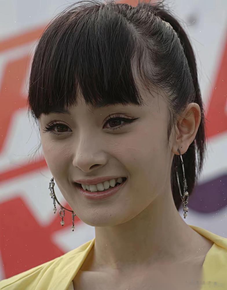 17岁，北京胡同里啃馒头的姑娘。杨幂拍《瑞丽》时，一个月生活费300块。住筒子
