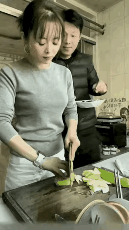 小哥哥，小姐姐已经提醒的很明显了。