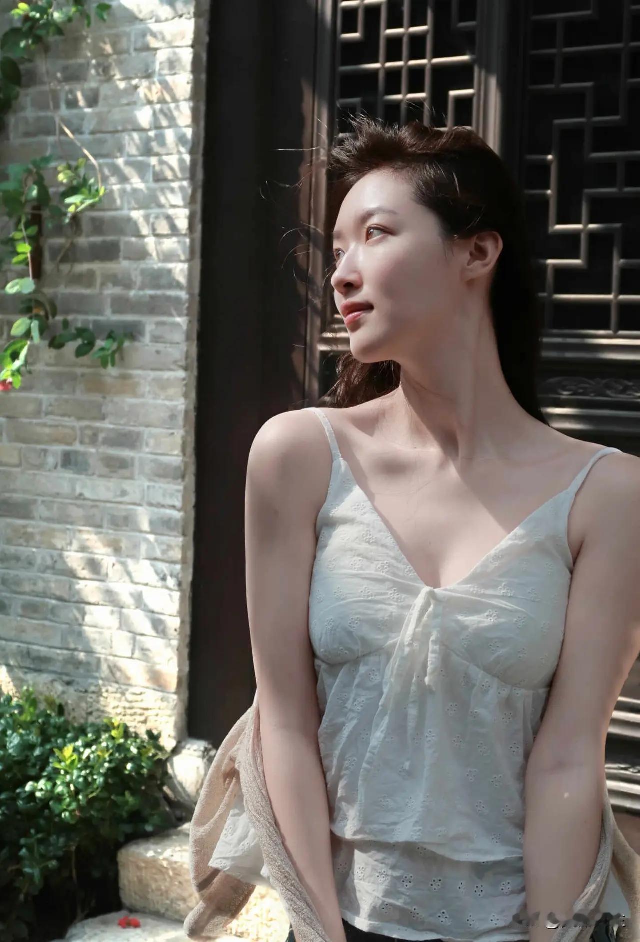 长发及腰，婉约娴静的姑娘，总给人一种楚楚动人的心动感。