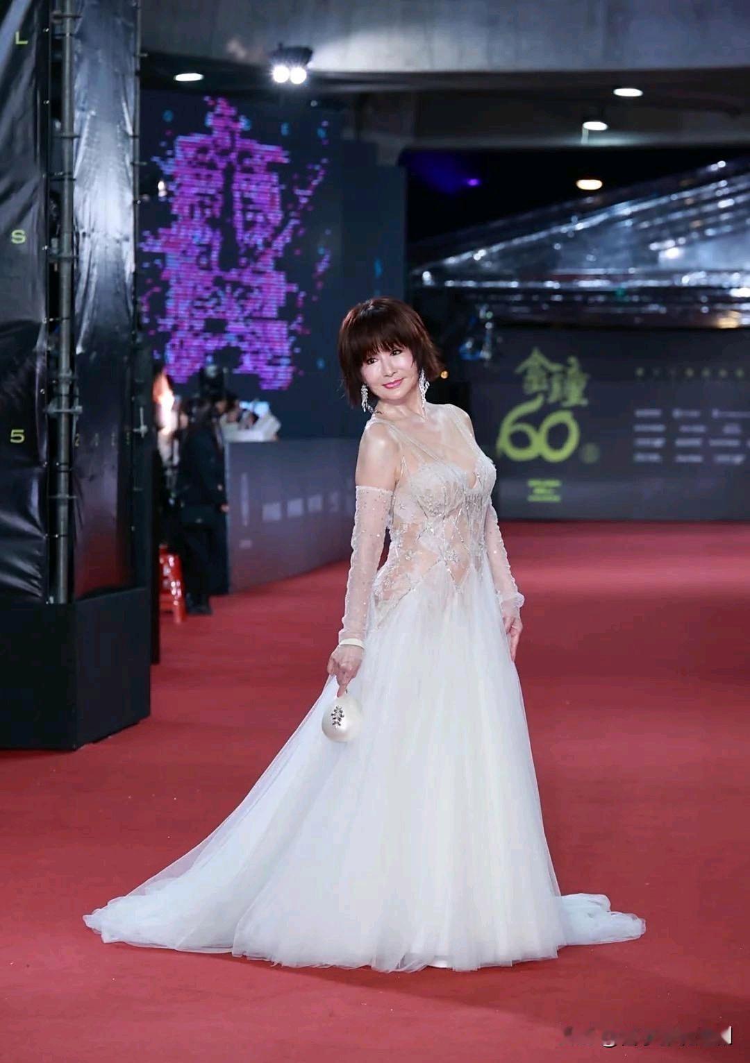 76岁潘迎紫金钟奖红毯惊艳，冻龄如少女引热议2025年10月17日，76岁的