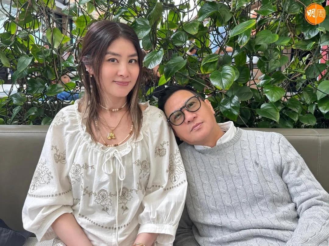 张家辉与陈慧琳。有网友爆料陈慧琳经常与家辉太太关咏荷一起打牌，她们是麻雀友来的。