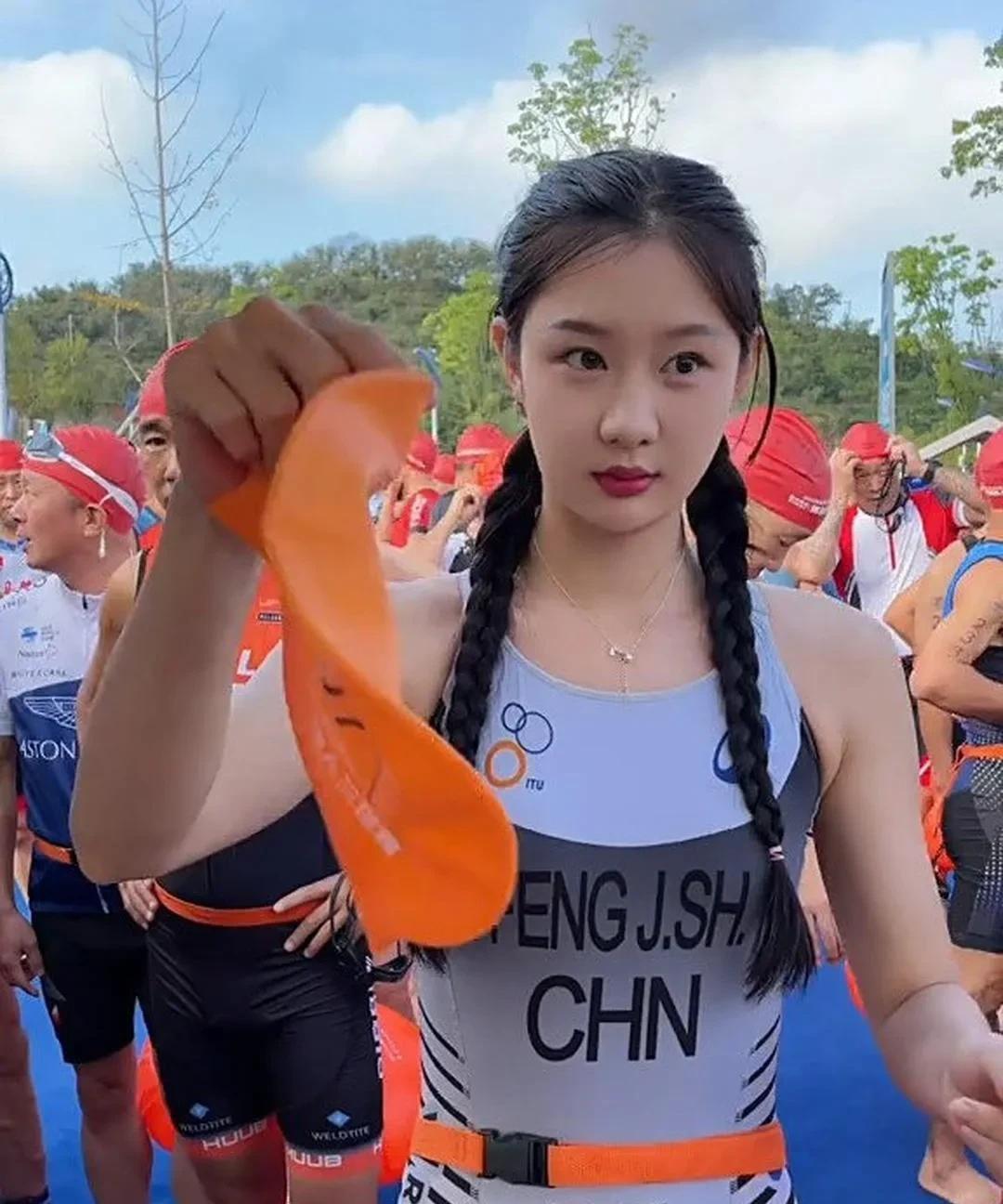 中国少铁人三项运动员冯竟爽