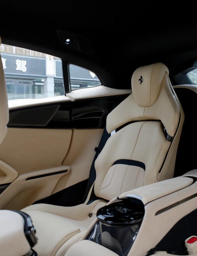 法拉利FUV内饰，感受一下豪华的气息！​​​