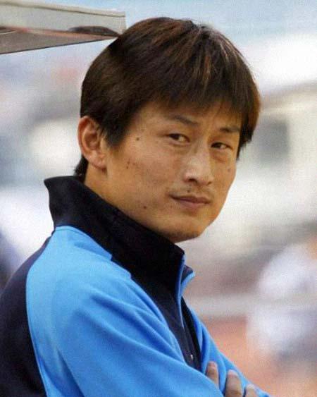 记者曾和胡云峰开玩笑：“你可是上海人，不想去申花吗？那里的待遇可比八一队好得多。