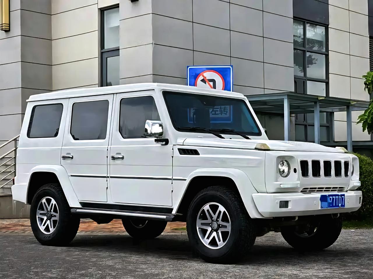 这台bj80的外形小幅升级了一下，前后肯定是有切割的，所以这个车现在暂时就是这么