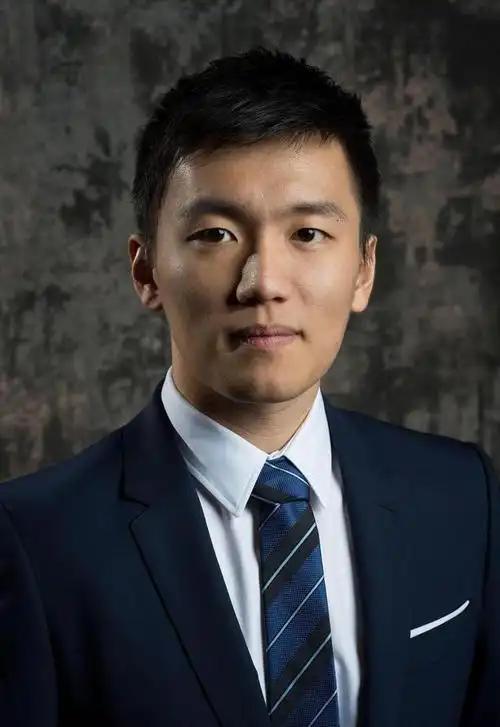张康阳以前挨骂的时候，很多人都说他是把国际米兰折腾到易主的“败家少爷”。可现