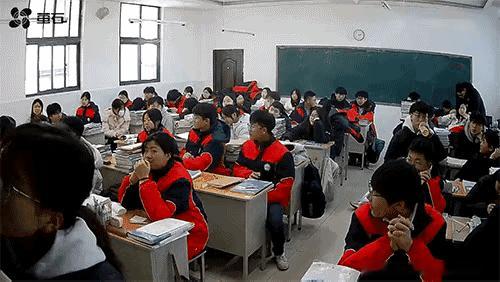 这个视频我看了好多遍，拿凳子的男同学是下了狠手的，他抡起凳子的动作和砸到同学头上