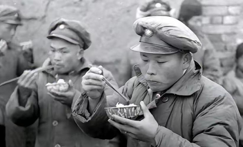 1948年，一个国民党士兵饿得受不了，跑到解放军要吃的，4个馒头下肚后，他说：“