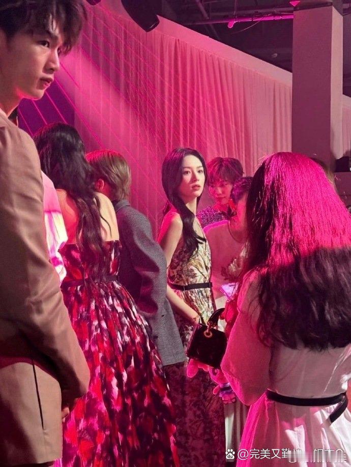 好像突然理解了为什么霸总能在人群中一眼锁定女主了