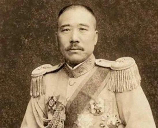 1925年济南军政要员的宴会上，张宗昌母亲李氏捏着颗红荔枝，连壳带肉塞进嘴里。