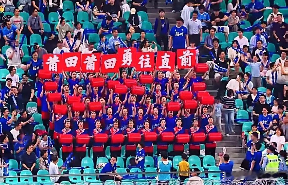 看了闽超的拉拉队给我感觉就是太土了，完全就是上个世纪的产物，让人一看就是很有年代