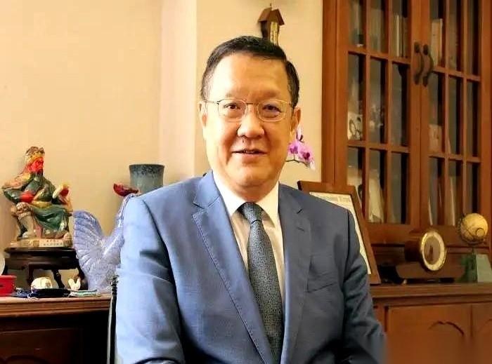 刷到一个民调，有点懵，甚至有点心梗。说对岸，现在只有6.4%的人，还认自己是中