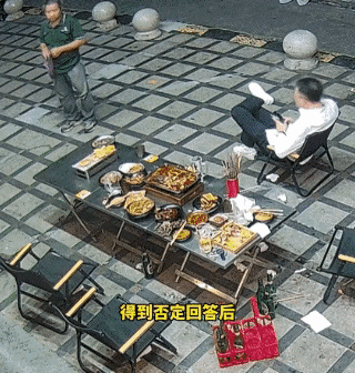 破防了！上海一家烧烤店，一桌客人吃完匆匆离开，满桌烤串几乎没动。老板正纳闷，一位大叔怯生生上前，问招