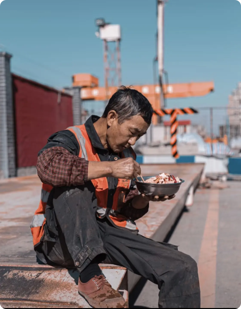 老板找了几个站马路的农民工去工地打混凝土，说好工钱400元一天，不管饭，农民工打
