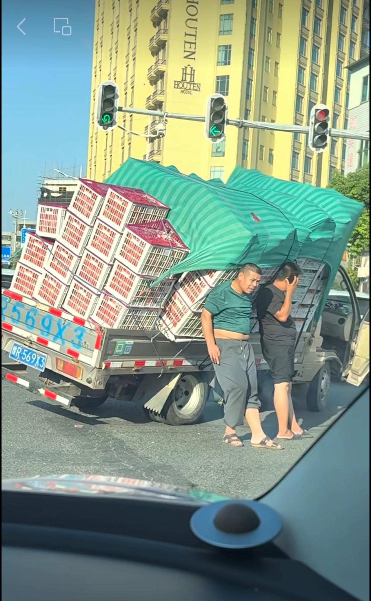我很想下去帮忙可是这里不能停车[捂脸哭]