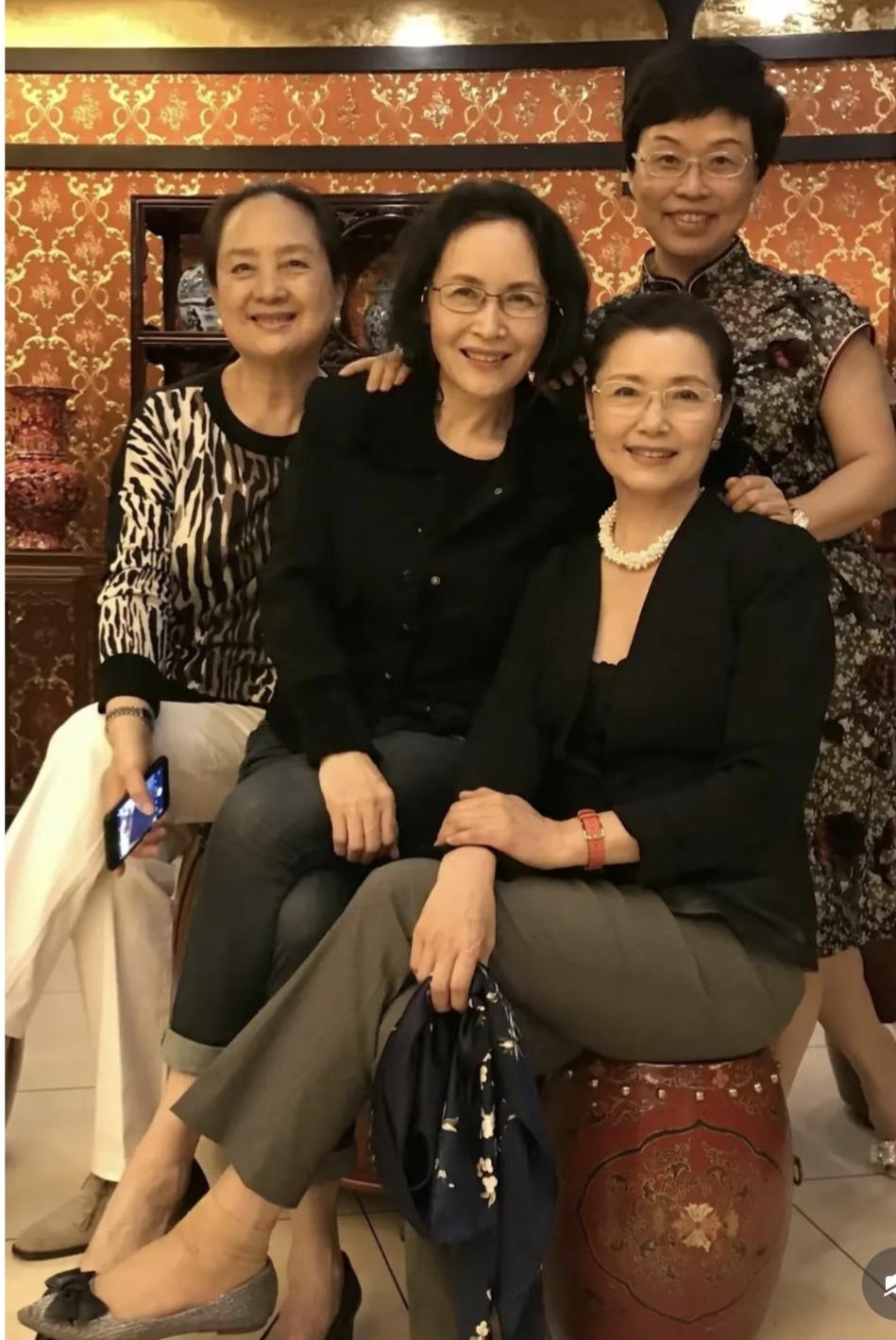 四年前的合照！张金玲71岁，宋晓英67岁，姜黎黎67岁和文化学者蒙曼的合照。