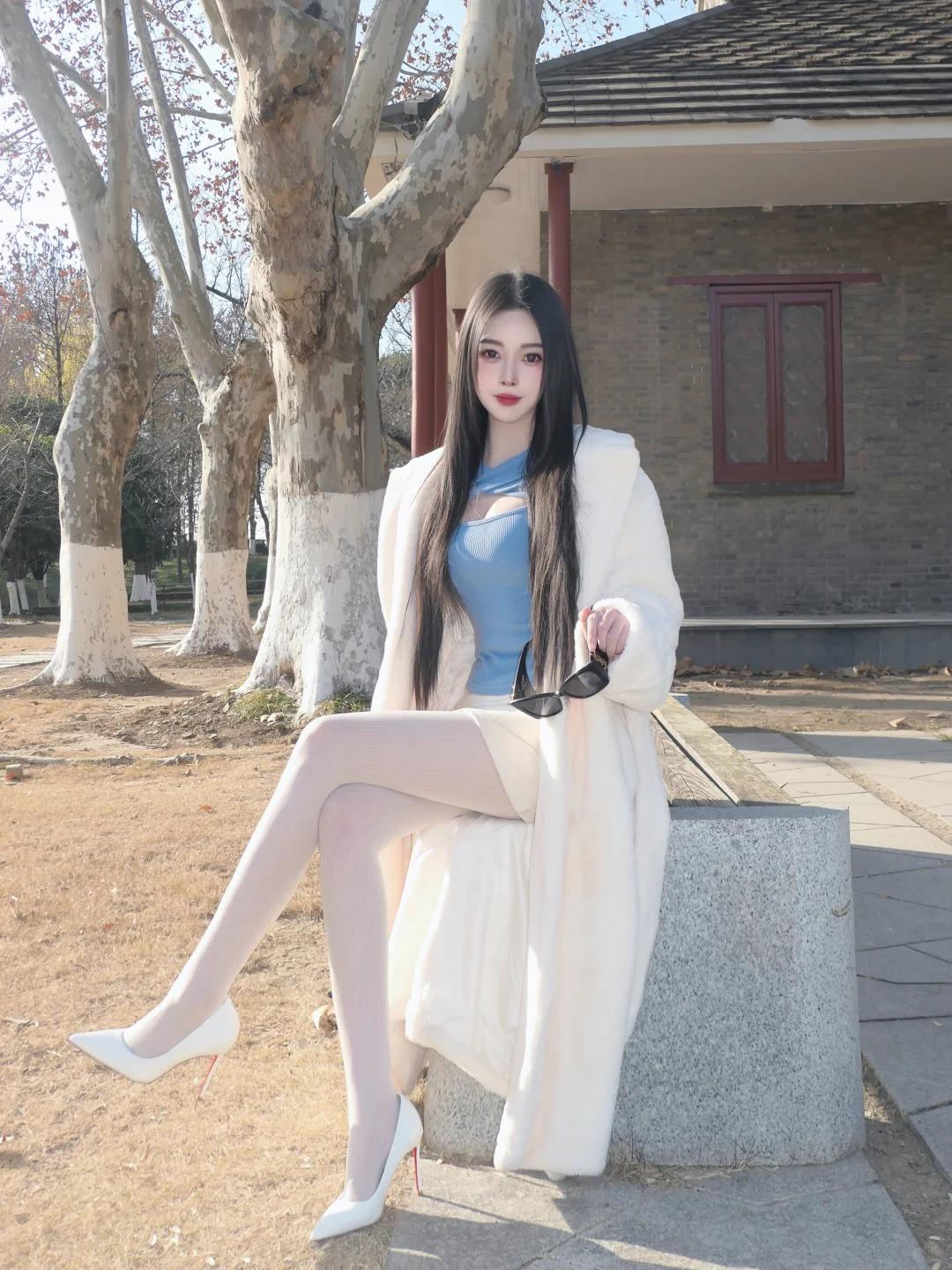 冬日里的小清新被女友狠狠拿捏✨白色大衣温柔又利落，软糯版型裹住冬日暖意，不臃肿