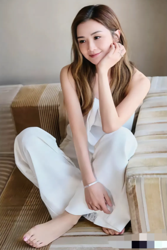 蔡卓妍，165cm，这脚丫真好看