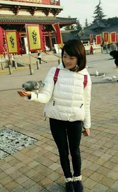 这是烈士余旭生前的生活照片，拍摄于她牺牲之前，地点在某处旅游景点，画面里她一身日