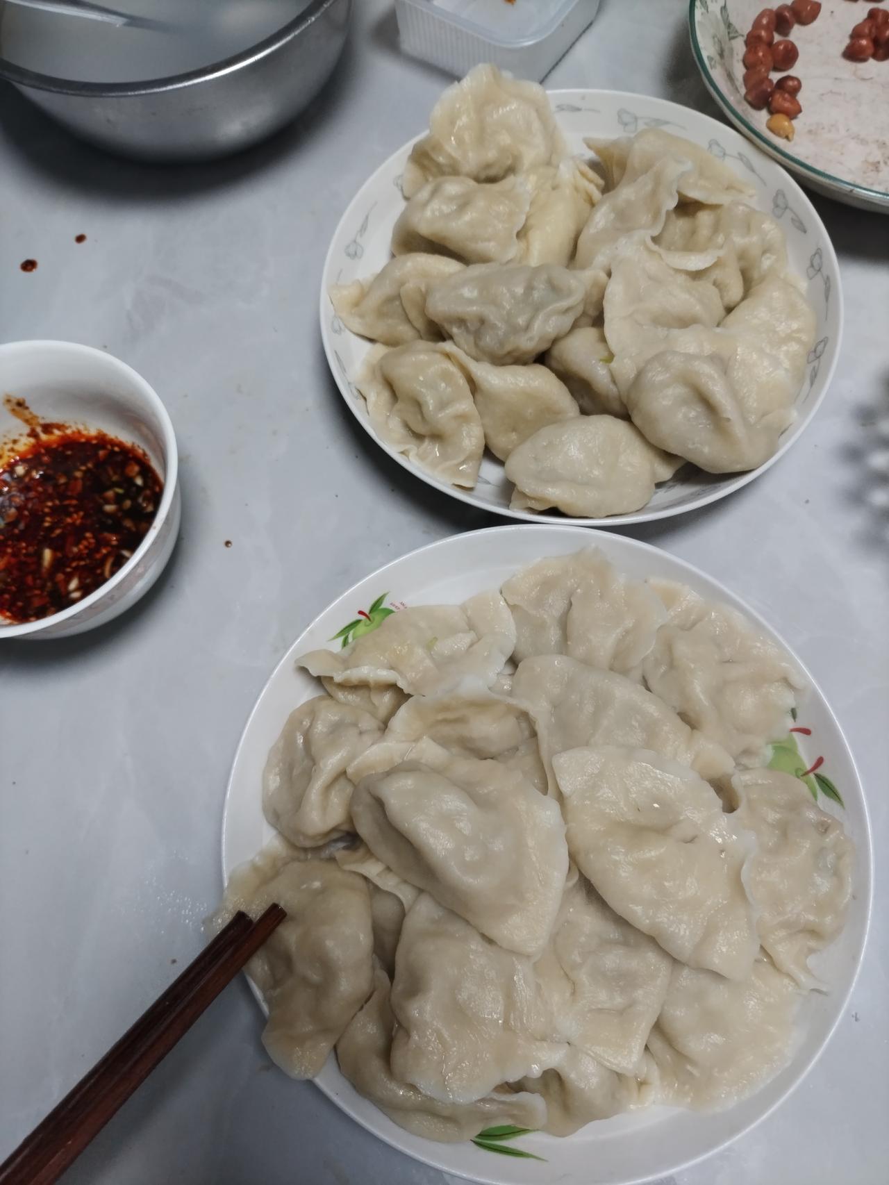 和老伴儿闲聊,谈到了饺子。谈到我们小时候过年了才包饺子吃。也就是说在我们