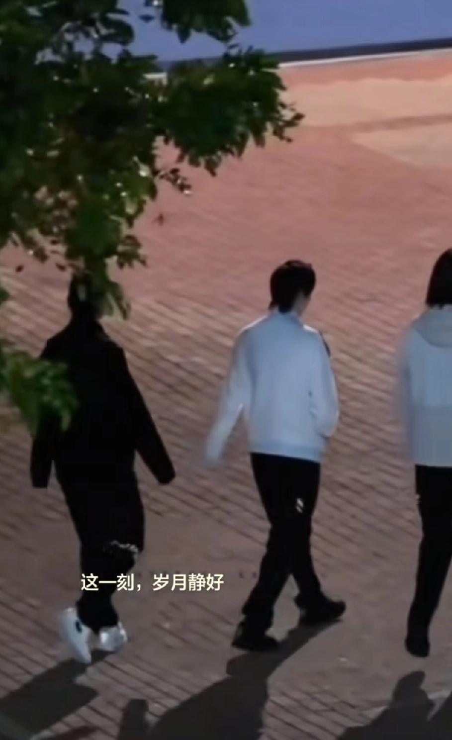 WTT香港年终总决赛期间，被网友拍到的王曼昱与徐奕陈熠两个小姐妹一起饭后散步，欣