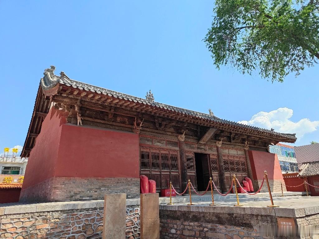 広济寺暨五台县博物馆(文物保管所)，现仅存大雄宝殿。其为藏在五台县城的元代木构与