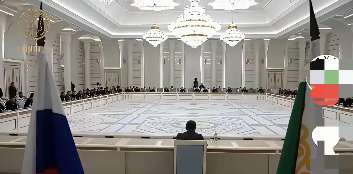 卡德罗夫开会那会议室大得确实惊人。这位车臣领导人经历还挺多。此前他向普京递交辞呈