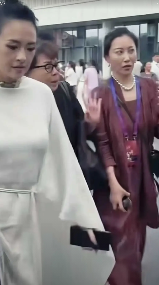 章子怡终于知道亲人的重要性，如今参加活动嫂子殷旭陪伴左右，章子怡曾经因为和汪峰结