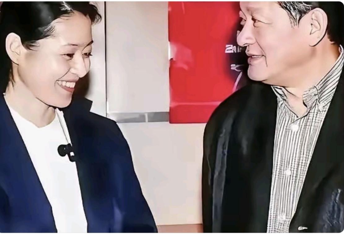 这张同框照片里，杨亚洲导演的可靠和倪萍的安心，就像寒冬里互相捂热的双手，暖的人眼