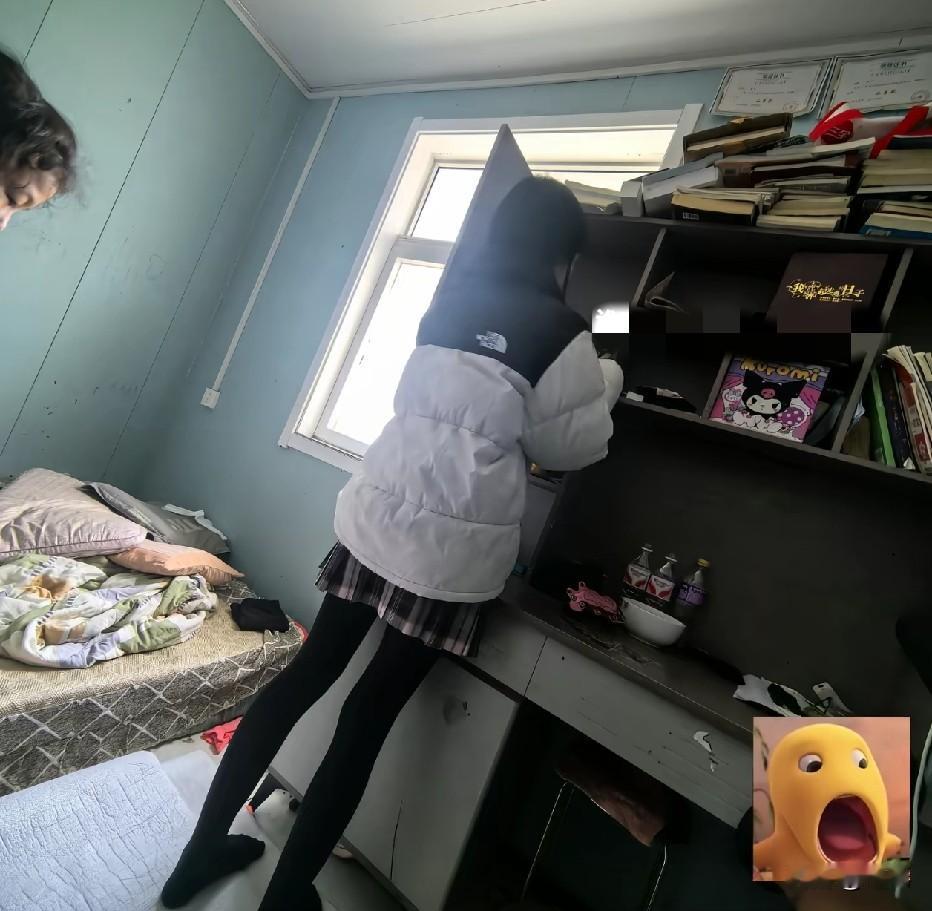 这么热天穿厚黑吗？