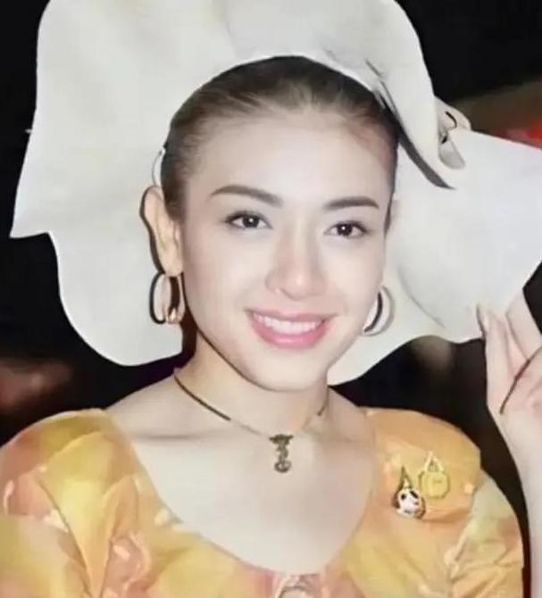 西拉米戴帽子，人还是那个人，只是岁月在脸上留下了痕迹。年轻的她真是人比花娇，后来