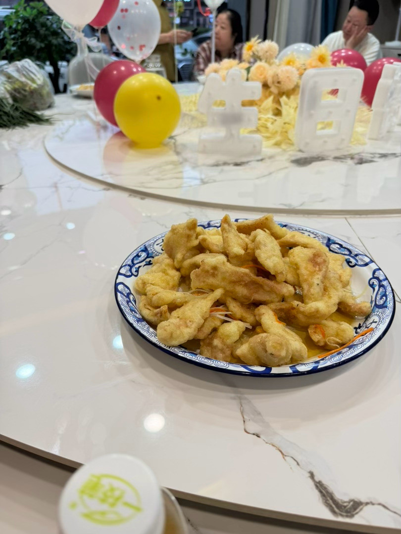 哈尔滨沙尘暴上一秒包间长这样。刚上完菜长第二张图样子