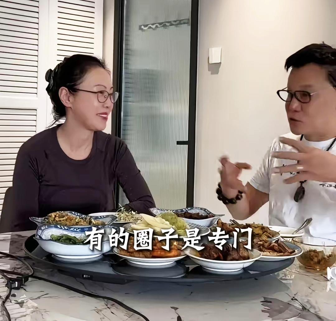 李国庆二婚太甜！为张丹红改30年熬夜习惯，60岁活成宠妻范本曾在商界叱咤、直