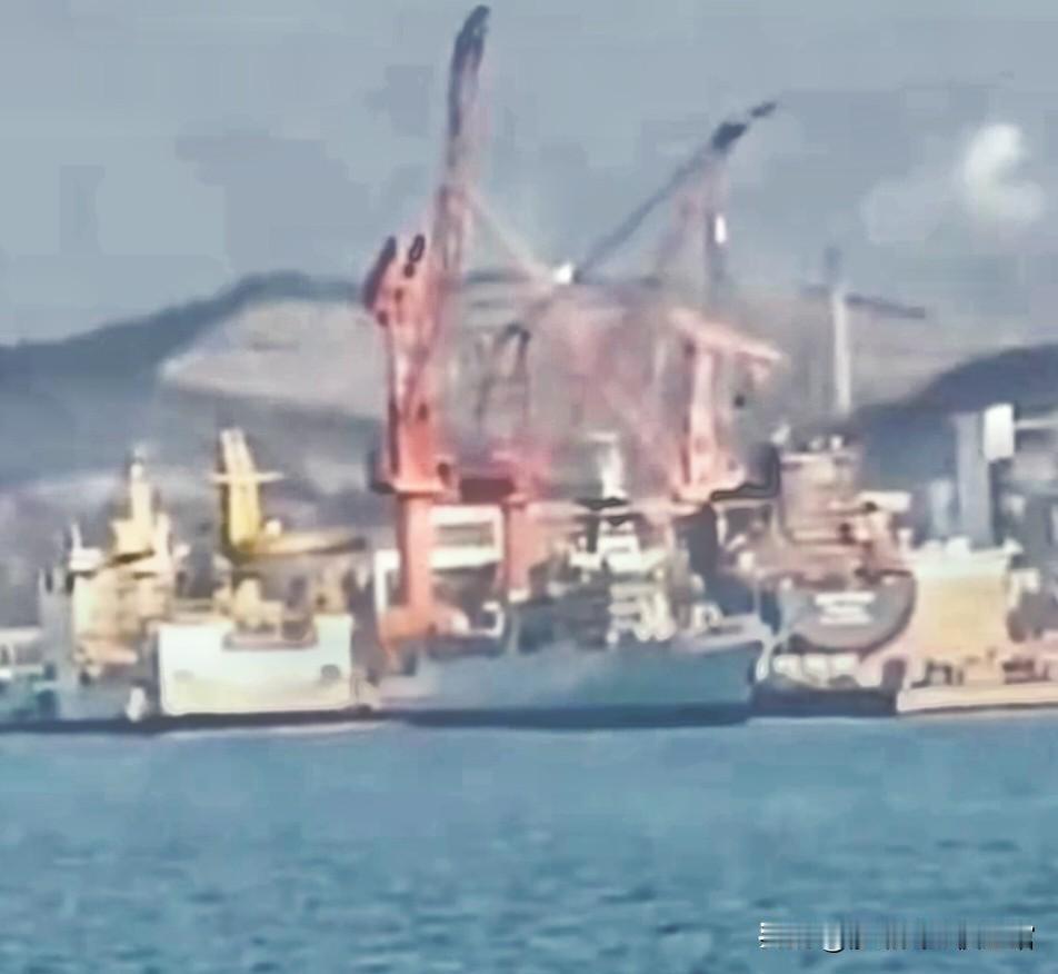 达利安造船厂055型驱逐舰正在舾装，这是第14艘万吨驱逐舰，属于该型第二批。95