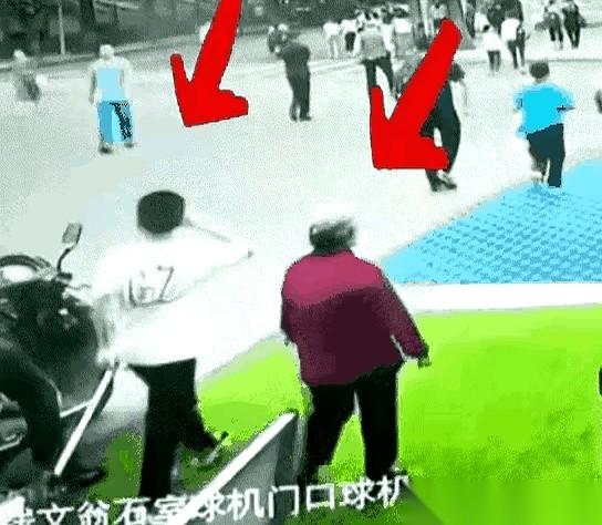 红衣大妈猛地往前抢了一步，左脚精准地踩在白色行李箱的边缘。前一秒她还在和旁边的男