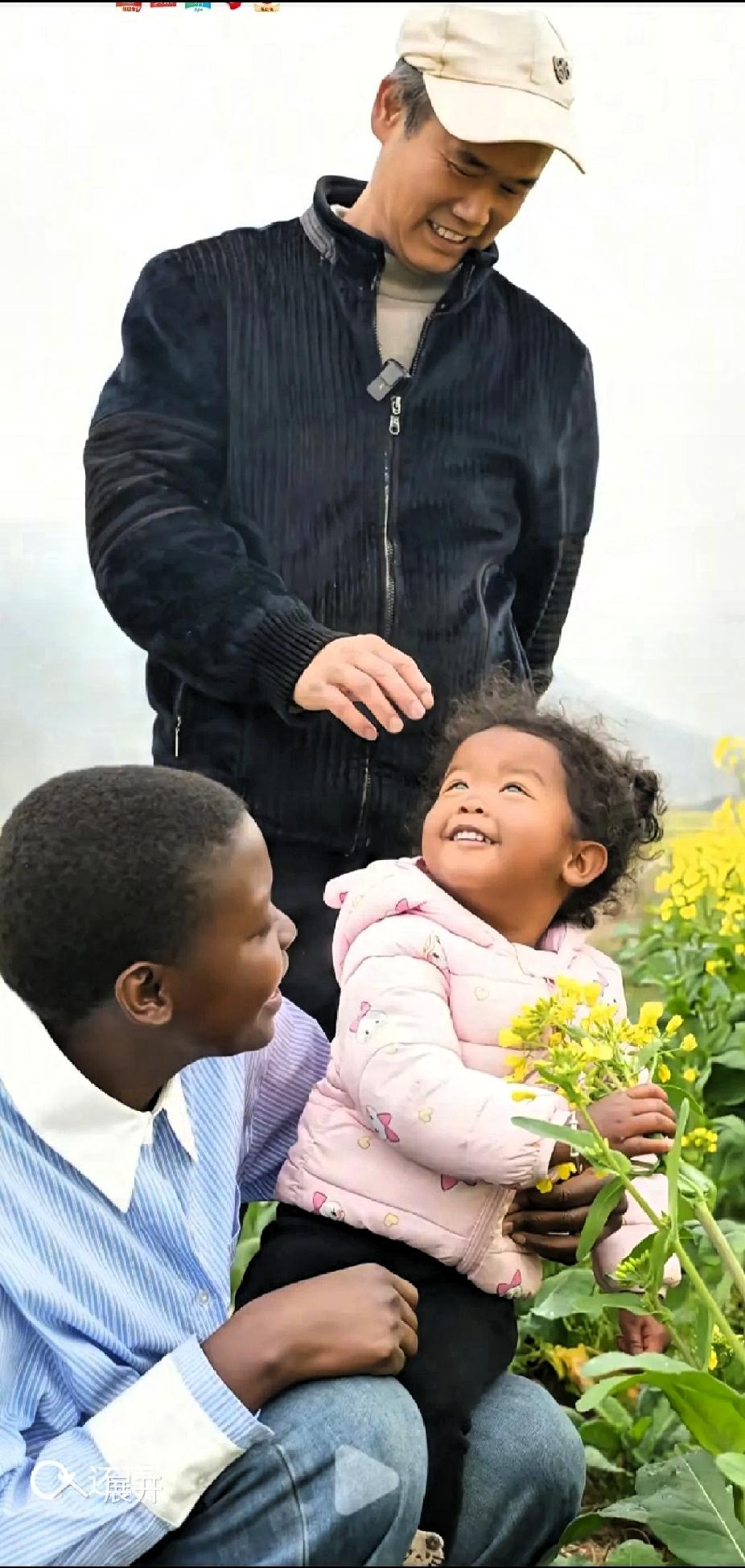 可惜这么美的油菜花！这画面太好了，太温馨了。我还以为是两个男人呢[捂脸哭]不