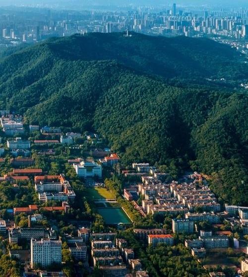 中南大学岳麓山校区，也就是原来的校本部，再往前追溯，它就是原中南工业大学（中南矿