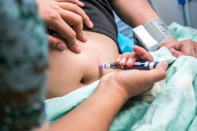 高血糖和糖尿病可不能划等号！高血糖是身体在某时间点，血液中葡萄糖含量超正常范围，