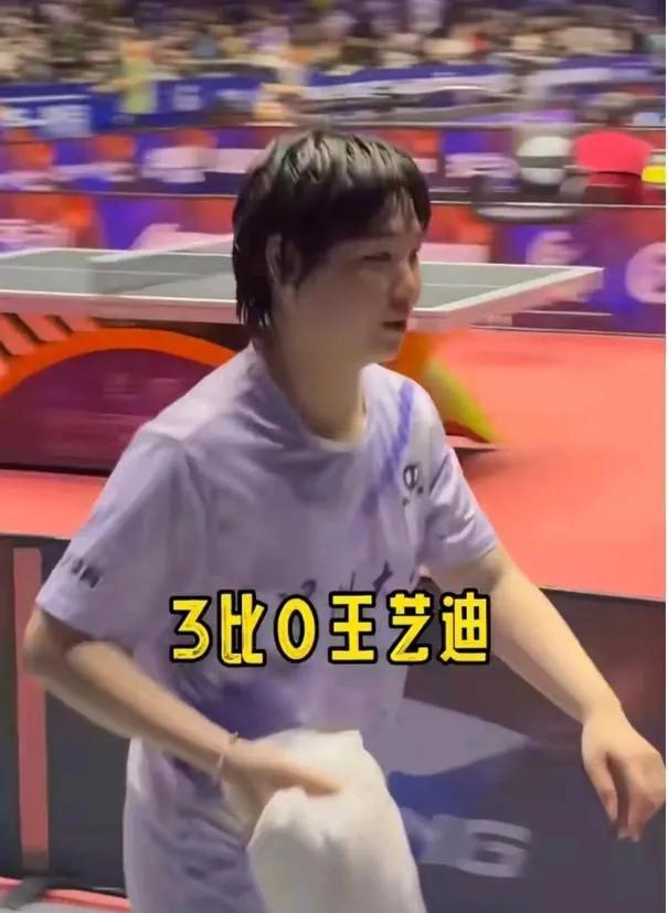 嚯！蒯曼这小妮子，刚把王艺迪这员大将斩落马下，那小模样，活脱脱就像从热气腾腾的大