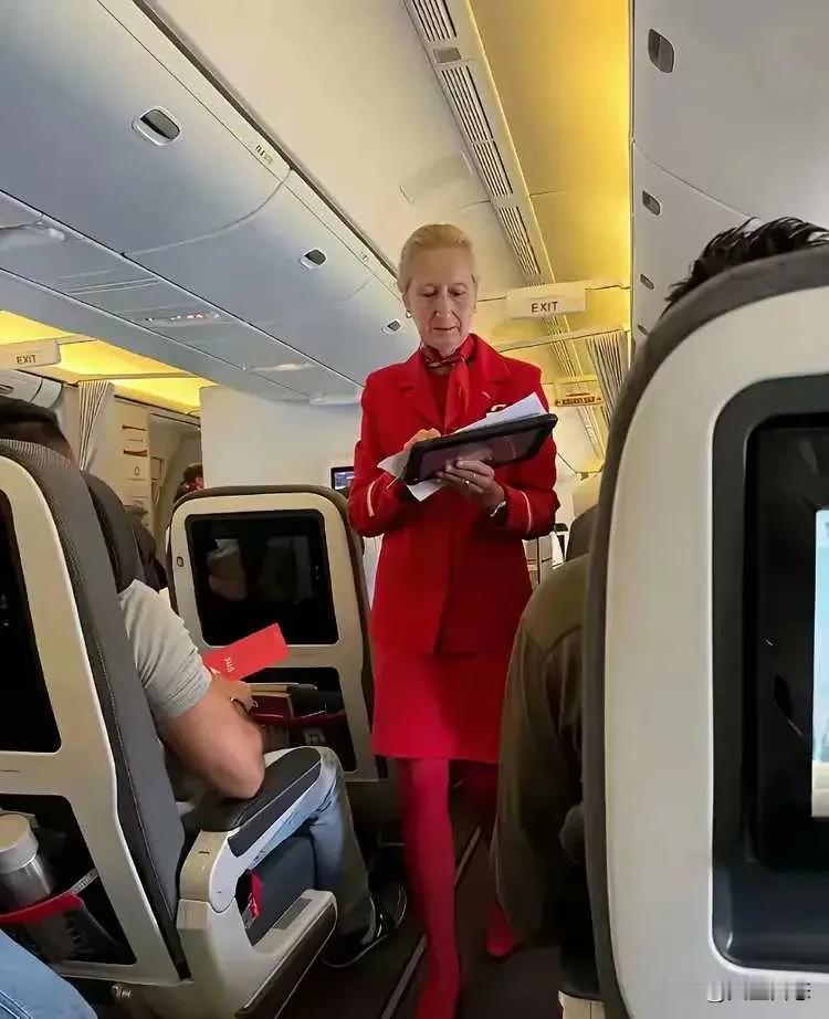 坐了那么多次飞机，第一次见到年龄这么大的空姐？国外的选择标准不一样吗？