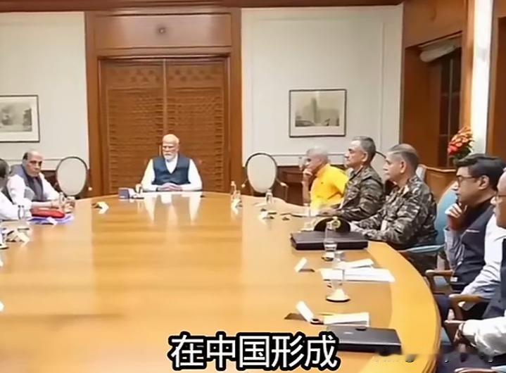 据报道，深圳约有12万多印度人。他们大多在罗湖水贝从事珠宝行业，在福田华强北开展